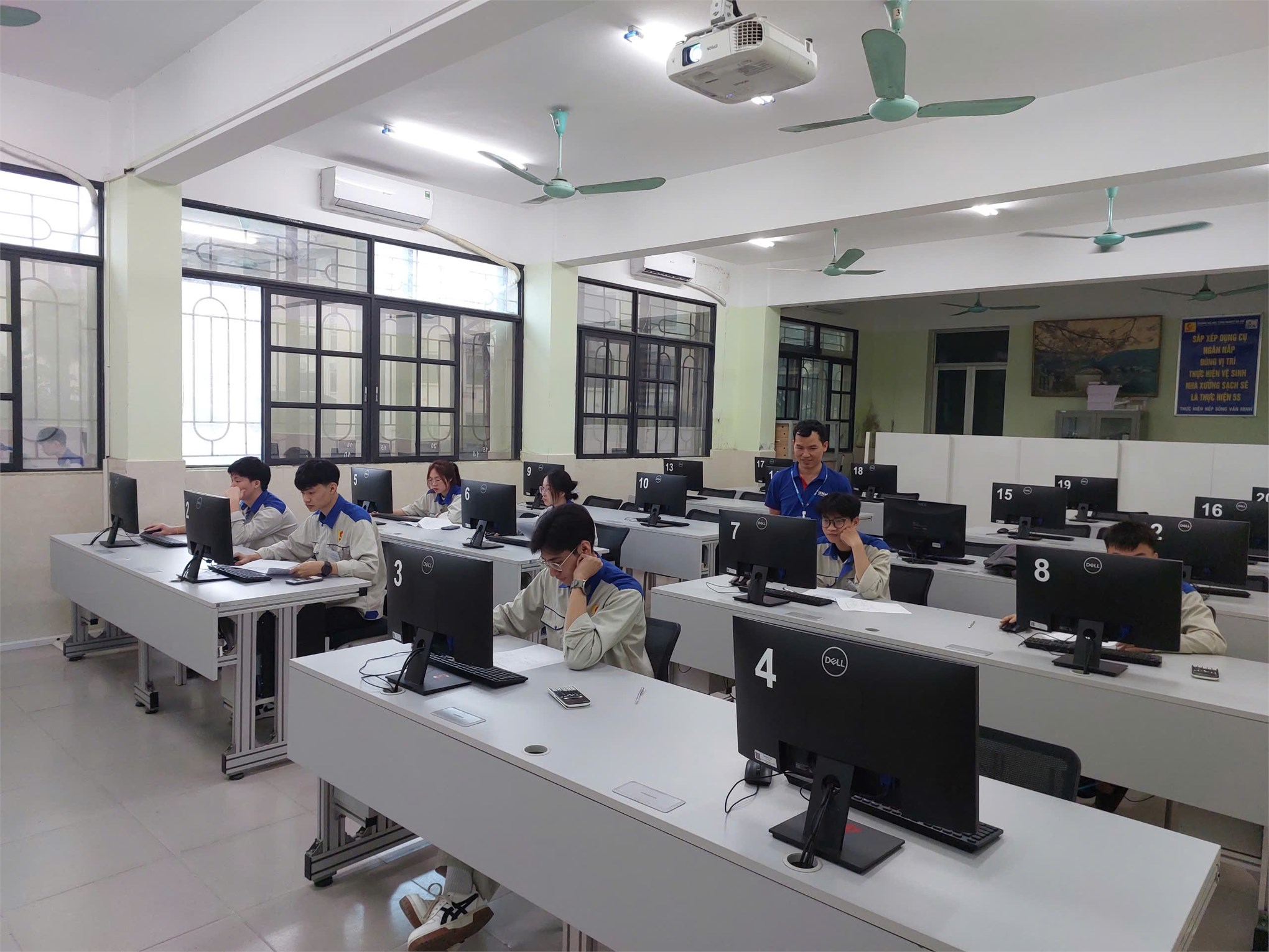 Khai mạc Hội thi “Sinh viên giỏi kỹ năng nghề 2026” tại Trung tâm Việt – Nhật