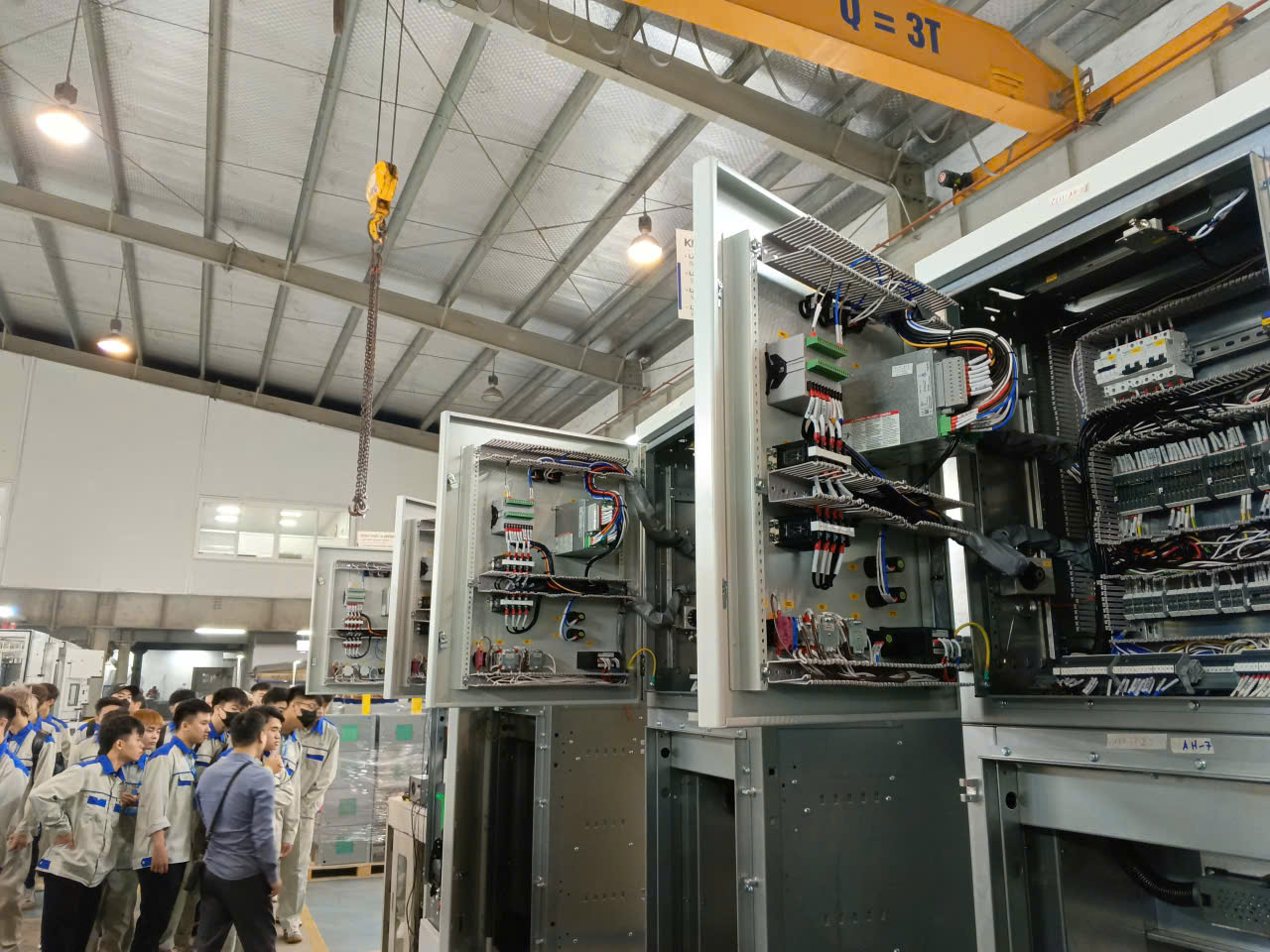 THAM QUAN, HỌC TẬP THỰC TẾ TẠI NHÀ MÁY SẢN XUẤT TỦ ĐIỆN HAWEE – BẮC NINH