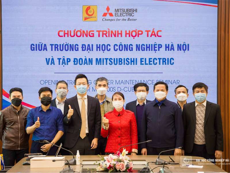 Trung tâm Việt Nhật tiếp nhận bàn giao máy cắt dây EDM do công ty TNHH Mitsubishi Electric Việt Nam tài trợ