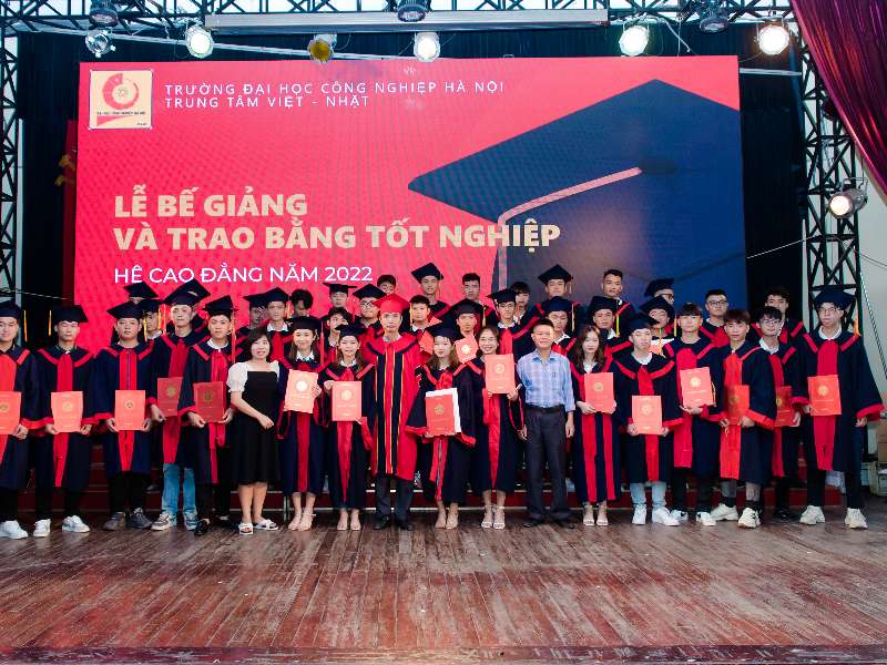 Lễ bế giảng và trao bằng tốt nghiệp cho sinh viên khóa 19,20,21 năm 2022