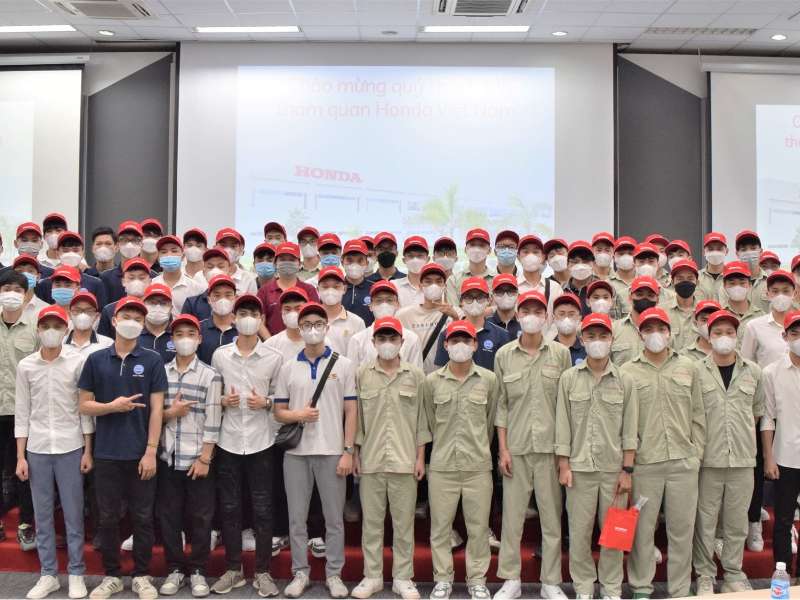 Sinh viên trung tâm Việt Nhật tham quan công ty Honda Việt Nam