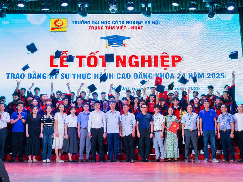 Lễ Tốt nghiệp và trao bằng cho sinh viên hệ cao đẳng tốt nghiệp năm 2025