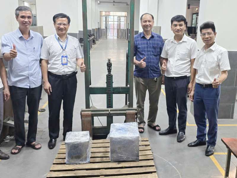 Công ty An Phú Việt trao tặng Trung tâm Việt - Nhật thiết bị phục vụ đào tạo và nghiên cứu khoa học