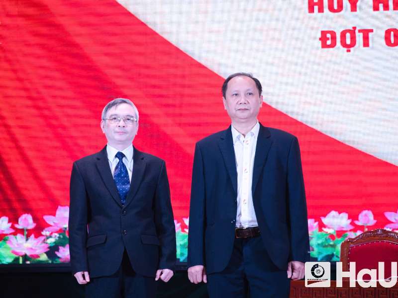 Đồng chí Nguyễn Trường Giang nhận Huy hiệu 30 năm tuổi Đảng