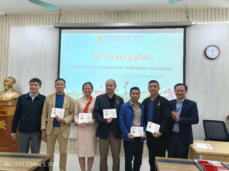 TRUNG TÂM VIỆT NHẬT TRAO TẶNG KỶ NIỆM CHƯƠNG “VÌ SỰ PHÁT TRIỂN NGÀNH CÔNG THƯƠNG” CHO 06 ĐỒNG CHÍ